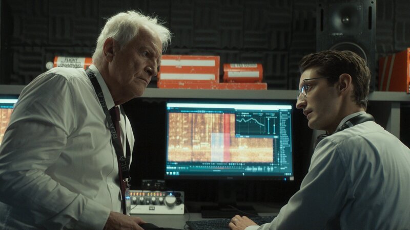 Gespräch mit dem Vorgesetzten, v.li.: André Dussollier als Philippe Rénier, Pierre Niney als Mathieu Vasseur – Bild: SRF/​WY Productions/​24 25 FILMS /​STUDIOCANAL/​FRANCE 2 CINEMA/​PANACHE Productions