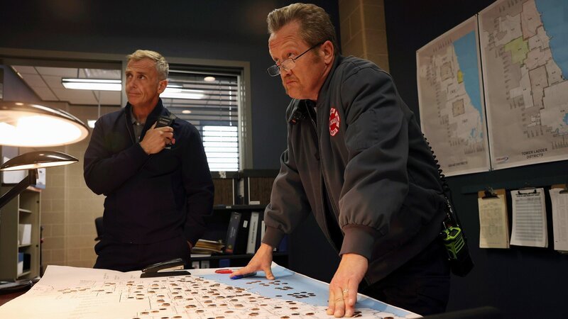 Chicago Fire Staffel 10 Folge 6 Krisenzentrum: David Eigenberg als Christopher Herrmann, Christian Stolte als Mouch – Bild: SRF/​NBC Universal