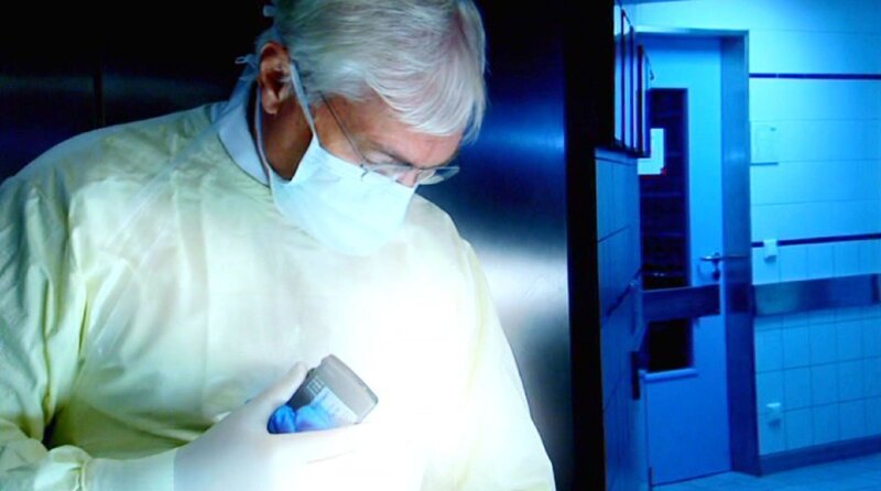 Experten wie der Rechtsmediziner Prof. Dr. Hansjürgen Bratzke aus Frankfurt erklären, mit welchen Methoden sie die Täter überführen konnten. – Bild: Nitro