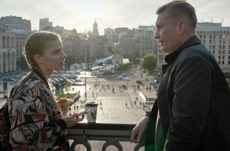 Yuliya (Yelyzaveta Kozlova) ist bereit, mit Nikolay (Viktor Saraikin) zu kooperieren, nachdem dieser ihr vom Schicksal der anderen Mädchen erzählt hat. – Bild: Danko Vucinovic/​Drugi Plan/​Beta Film/​ZDF/​ARTE