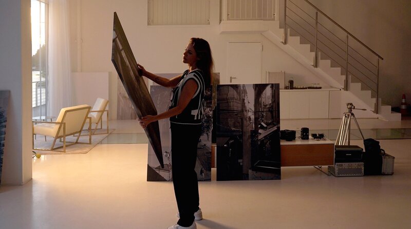 Kim Wenrich (Felicitas Woll) arbeitet in Hamburg als Fotografin. – Bild: ARD Degeto Film/​MadeFor Film GmbH/​Hans-Joachim Pfeiffer