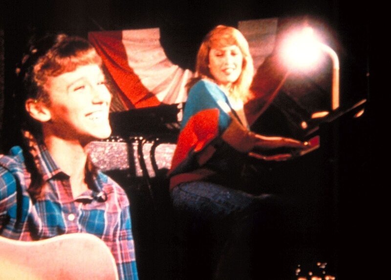 Mutter (Ronee Blakeley, r.) und Tochter (Michele Greene, l.) üben für den gemeinsamen Auftritt. – Bild: Worldvision Enterprises, Inc.