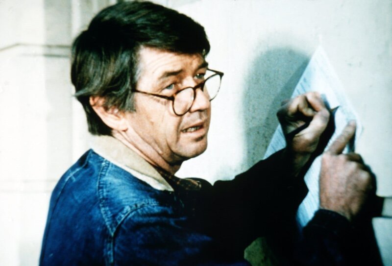 Da das Geschäft mit Johns (Ralph Waite) Mühle nicht gut läuft, beschließt er, einen Bürojob in der Stadt anzunehmen. – Bild: Sat.1 Gold