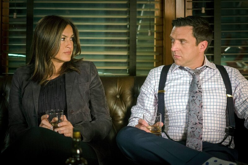 Ein Fall von Kinderpornographie führt ausgerechnet in ihre eigenen Reihen: Benson (Mariska Hargitay, l.) und Barba (Raul Esparza, r.) … – Bild: RTL /​ NBC Studios