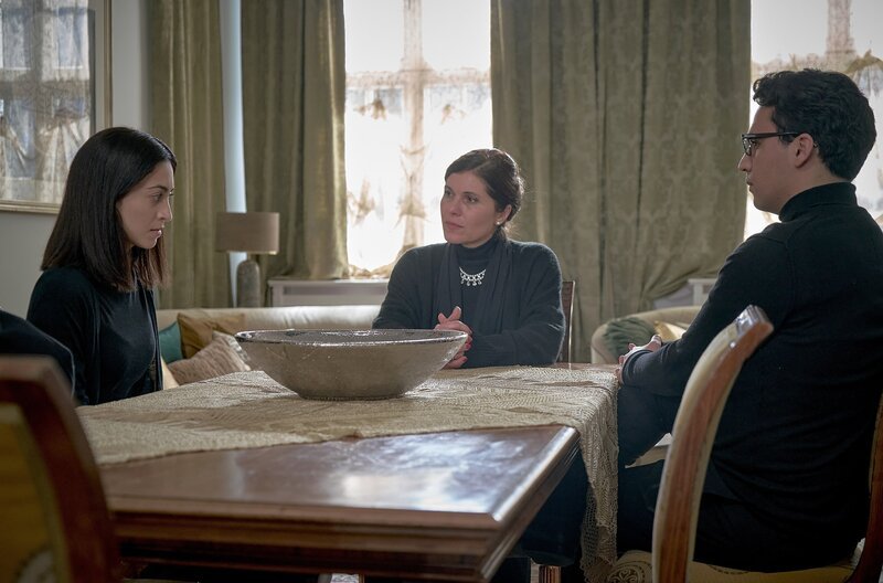 Mona Berri (Sabrina Amali, li.) unterhält sich mit ihrer Mutter Djamila (Yasmina Djaballah, Mi.) und ihrem Bruder Fady (Mo Issa, re.). – Bild: ZDF/​ARTE/​Nik Konietzny