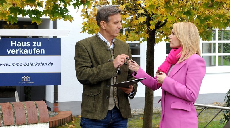 Winkler (Florian Stadler) unterschreibt im Beisein von Uschi (Silke Popp) den Bierabnahmevertrag für die Winkler Alm, bevor er Lansing verlässt. Weiteres Bildmaterial finden Sie unter www.br-foto.de. – Bild: BR/​Marco Orlando Pichler