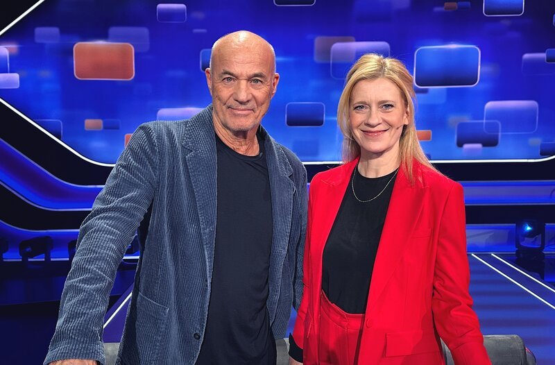 Team „Schauspiel“: Heiner Lauterbach (l.) und Caroline Peters (r) – Bild: ARD/​ITV Studios