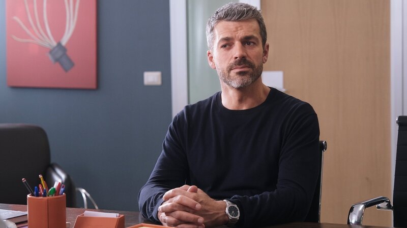 DOC – Es liegt in deinen Händen Staffel 2 Folge 9 Wartet auf einen Test: Luca Argentero als Dr. Andrea Fanti – Bild: SRF/​SONY Pictures