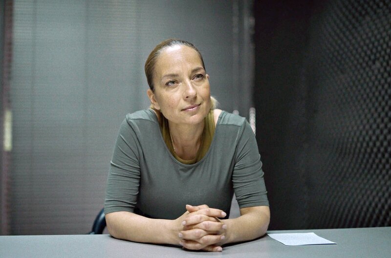 Die Ermittlerin Vesna (Sandra Loncarić) verhört einen von Rokos Handlangern. – Bild: Danko Vucinovic/​Drugi Plan/​Beta Film/​ZDF/​arte