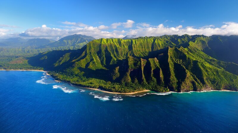 Luftaufnahme der spektakulären Na Pali Küste, Insel Kauai – Hawaii. – Bild: ZDF und ORF/​BBC/​Maxim Kabb