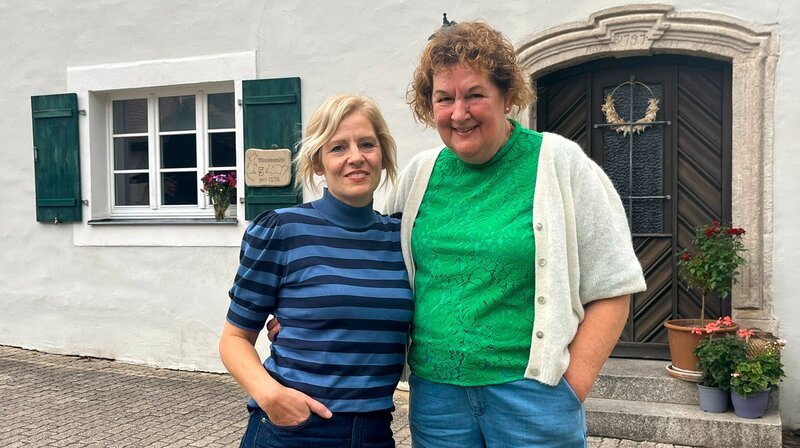 Martina Bogdahn (links) und Christa Riedel vor der Mäusleinmühle. – Bild: BR/​Steffi Illinger