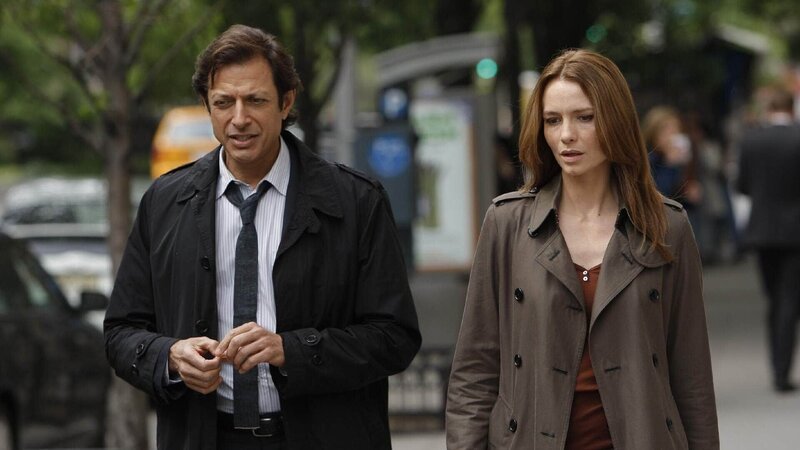 Ein schwieriger Fall wartet auf die sonst so hartgesottenen Ermittler der Major Case Squad, Zach Nichols (Jeff Goldblum) und Serena Stevens (Saffron Burrows). In einem blutverschmierten Keller wird die Leiche einer jungen Frau gefunden. – Bild: VOX/​NBC Universal