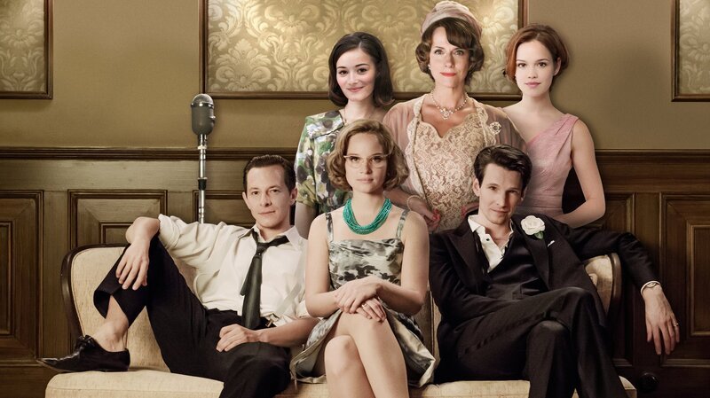 Auch im Jahr 1959 müssen sich Monika Schöllack (Sonja Gerhardt, M.), Caterina Schöllack (Claudia Michelsen, 3.v.r.), Helga von Boost (Maria Ehrich, 2.v.l.), Eva Fassbender geb. Schöllack (Emilia Schüle, r.), Freddy Donath (Trystan Pütter, l.) und Joachim Frank (Sabin Tambrea, 2.v.r.) mit den gesellschaftlichen Zwängen und ihren privaten Liebesdramen auseinandersetzen. – Bild: ZDF und [m] UFA FICTION Maria Jülisch