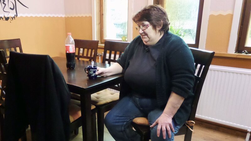 Im Norden Schleswig-Holsteins lebt Manuela (58). Dauergäste bei ihr sind ihre Tochter Maraike (29), deren Freund Tobias (27) und Kindergartenkind Hannah, Maraikes Tochter. Dadurch hat sich hier etwas unfreiwillig ein Drei-Generationen-Haushalt entwickelt. – Bild: RTL II