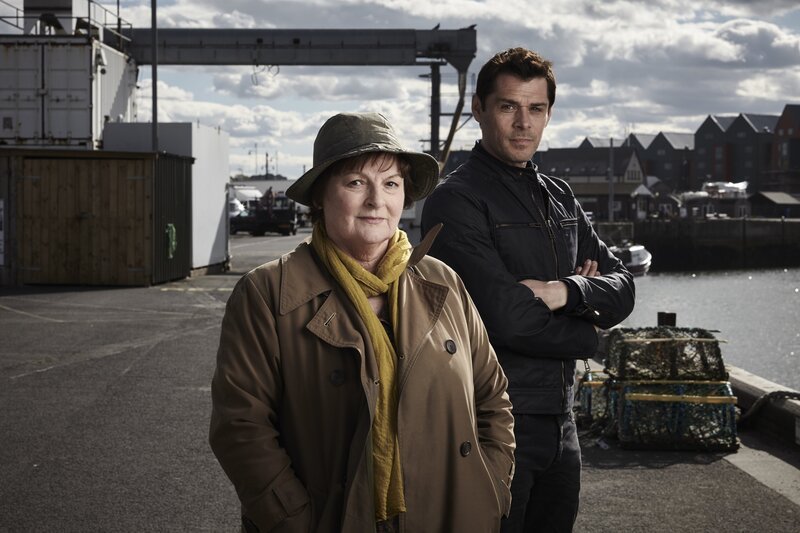 Vera Stanhope (Brenda Blethyn, l.); Aiden Healy (Kenny Doughty, r.) – Bild: ITV Studios /​ Helen Williams