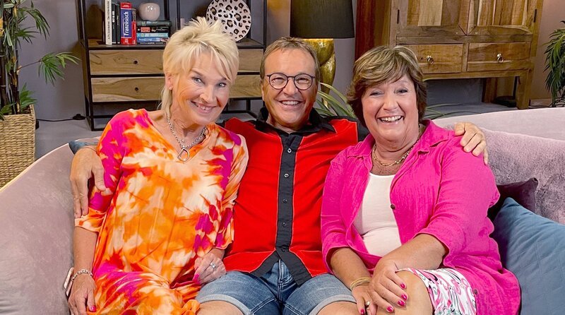 Doris Reichenauer, Heinrich Del Core und Petra Binder sitzen gemeinsam im Wohnzimmer auf einer Couch. – Bild: SWR