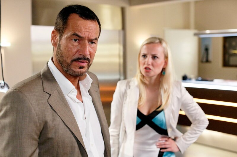 Isabelle (Ania Niedieck) verfolgt eifersüchtig, wie sehr sich Richard (Silvan-Pierre Leirich) um Simone sorgt und erinnert ihn daran, seine Firma wegen Simone nicht zu gefährden. – Bild: RTL /​ Guido Engels