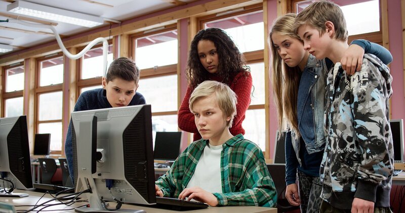 TRIO will wissen, wer die Mädchen heimlich in der Dusche gefilmt hat. – Bild: NDR /​ KiKA Bildredaktion /​ NordicStories