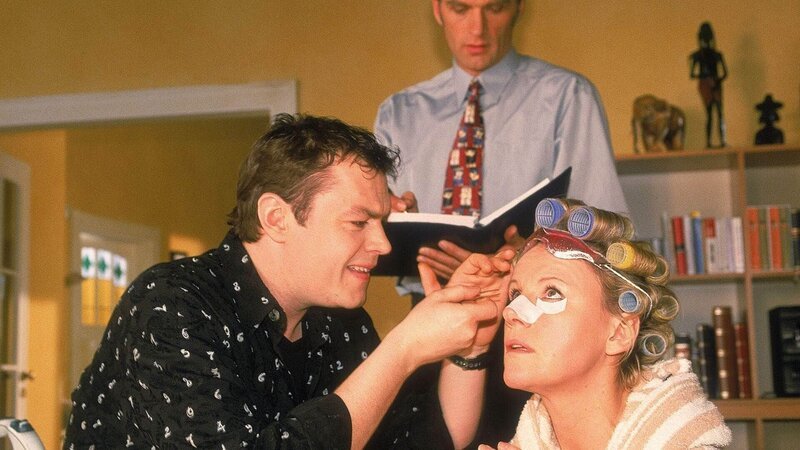 Schmidt (Walter Sittler, M.) nervt mit seiner Planung für den Tag der Trauung, während Nikola (Mariele Millowitsch) mit Tims (Oliver Reinhard) Hilfe ein Schönheitsprogramm absolviert. – Bild: MG RTL D