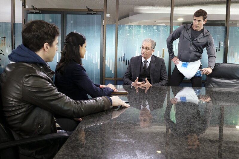 (v.l.n.r.) Jake Peralta (Andy Samberg); Amy Santiago (Melissa Fumero); Albert (Michael Albala); Seth Haggerty (Jonathan Chase) – Bild: 2019 UNIVERSAL TELEVISION LLC. All rights reserved. /​ Trae Patton Lizenzbild frei