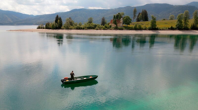 Fischer Kilian Böhm auf seinem Fischerboot auf dem Walchensee. Weiteres Bildmaterial finden Sie unter www.br-foto.de. – Bild: BR/​Frank Becht