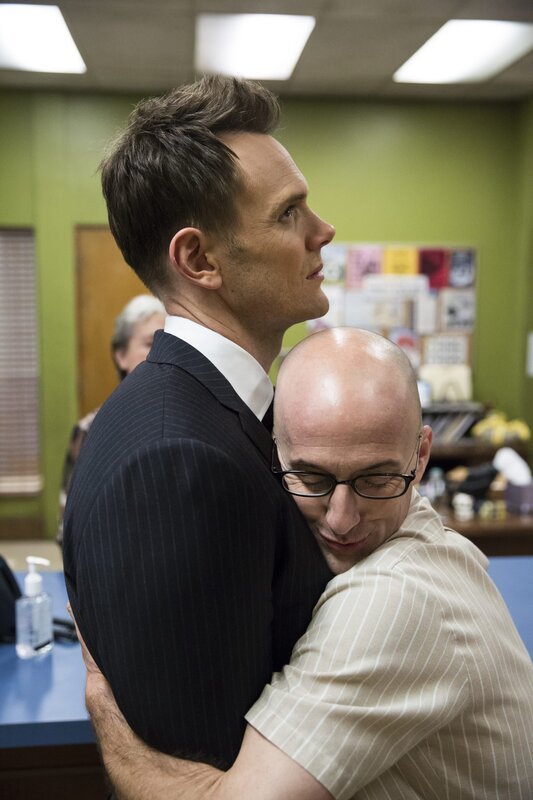 Jeff (Joel McHale) ist zurück am Greendale, doch aus einem anderen Grund als Dean Pelton (Jim Rash) vermutet. – Bild: Sony Pictures Television Inc. /​ Justin Lubin