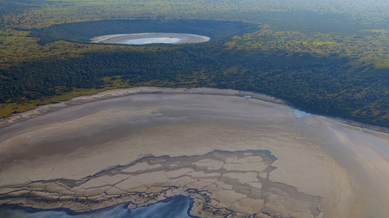 Die Kraterseen entstehen durch aufsteigenden Dampf und vulkanische Gase. Dadurch sammeln sich Regen und Grundwasser im Krater an. – Bild: ZDF und arte /​ Marius Van Graan