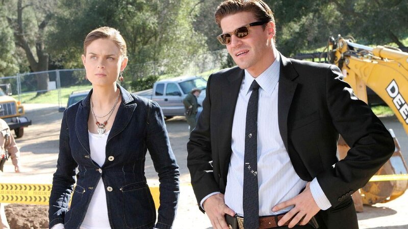 Nach einem Knochenfund glaubt FBI-Agent Booth (David Boreanaz) das legendäre Versteck eines berühmten Piraten finden und dessen verschollenen Schatz heben zu können. Natürlich braucht er dabei Dr. Brennans (Emily Deschanel) Hilfe … – Bild: TVNOW /​ FOX