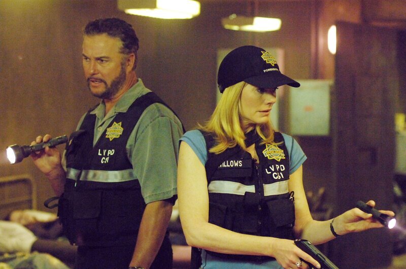 Bei ihren Ermittlungen stoßen Catherine (Marg Helgenberger) und Grissom (William Petersen) auf einen alten Militärbunker, der einer Sekte als Unterschlupf gedient hat. Den Beiden bietet sich ein grausiger Anblick … – Bild: RTL