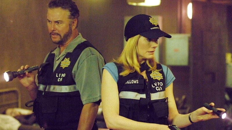 Bei ihren Ermittlungen stoßen Catherine (Marg Helgenberger) und Grissom (William Petersen) auf einen alten Militärbunker, der einer Sekte als Unterschlupf gedient hat. Den Beiden bietet sich ein grausiger Anblick … – Bild: MG RTL D /​ CBS