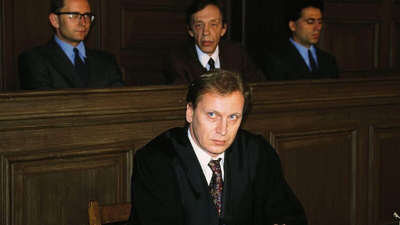 Hat Pferde-Trainer Bergmann (Marquard Bohm, hinten M.) tatsächlich etwas mit dem Mord an Tierarzt Dr.Fiebe zu tun? Sein Verteidiger (Lutz Weidlich) steht vor keiner leichten Aufgabe. – Bild: MG RTL D