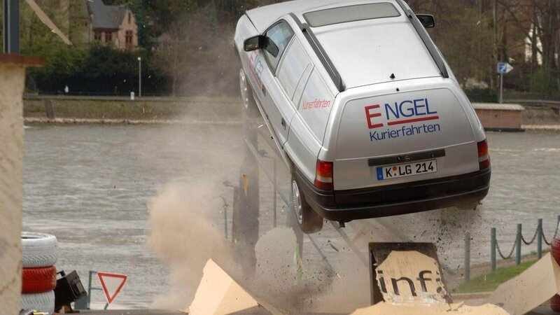 Auf seiner Flucht hebt Semir mit dem Wagen ab … – Bild: MG RTL D /​ Guido Engels