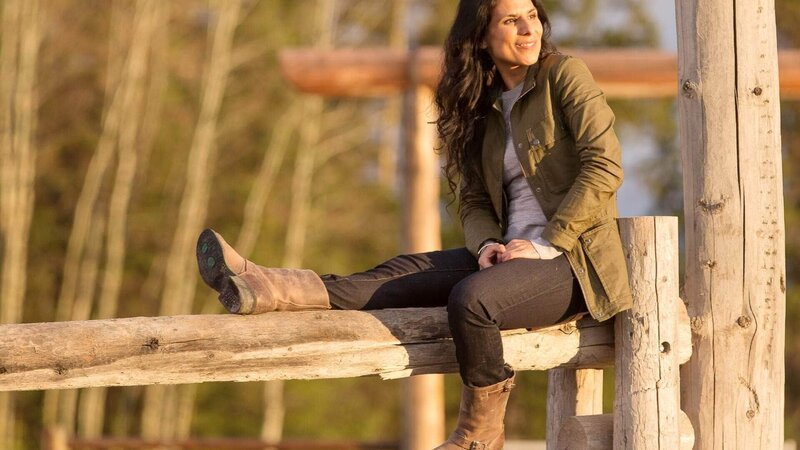 Die Ärztin Tricia (Laara Sadiq) möchte ein Reitpferd kaufen. – Bild: MG RTL D