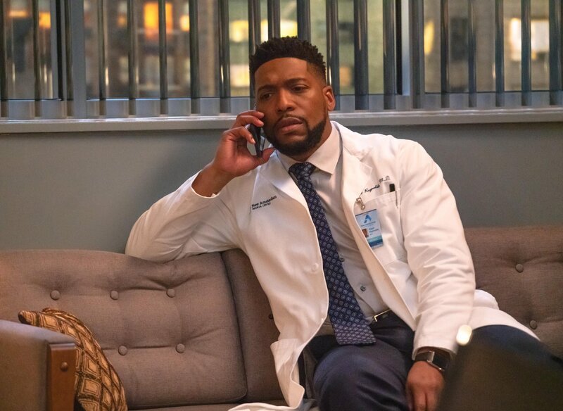 Dr. Floyd Reynolds (Jocko Sims) – Bild: RTL /​ Universal Television LLC. /​ Missstände