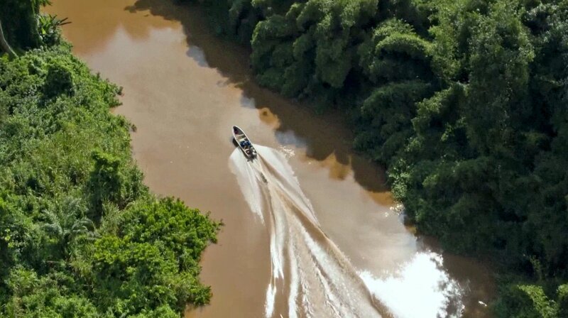 Die Reise aus der Luft führt nach Kamerun, an der Kreuzung von West- und Zentralafrika gelegen. Das Land ist für seine kulturelle und sprachliche Vielfalt bekannt. Von den atemberaubenden Küstenregionen am Atlantik bis zu den Ufern des Ossa-Sees sind spektakuläre Landschaften zu entdecken. – Bild: phoenix/​ZDF/​arte