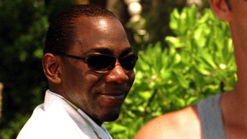 Dem Jamaikaner Andre Dekker (Laurence Mason) ist ein sehr wertvolles Boot entwendet worden. Selbstbewusst warnt er den Dieb und lässt ihn gehen. – Bild: RTL