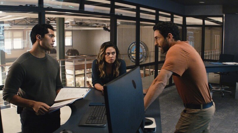 (v.l.n.r.) Kai Holman (Alex Tarrant); Jane Tennant (Vanessa Lachey); Jesse Boone (Noah Mills) – Bild: 2022 CBS Broadcasting Inc. All Rights Reserved. Lizenzbild frei