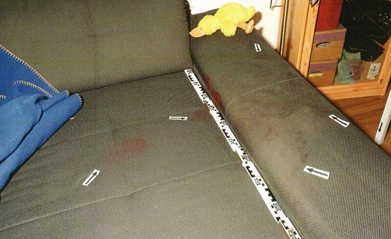 Auf diesem Sofa ihrer Wohnung ist 2016 eine Braunschweiger Altenpflegerin erstochen worden. – Bild: Polizei Braunschweig /​ ZDF und Polizei Braunschweig