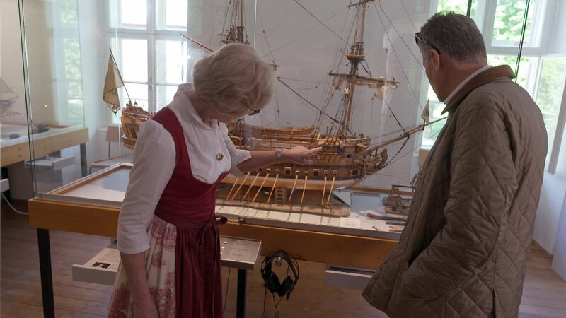 Susanne Zanzinger, Dirketorin des Schifffahrtsmuseums, Karl Hohenlohe vor dem Modell eines Donausegelschiffs. – Bild: ORF/​Clever Contents