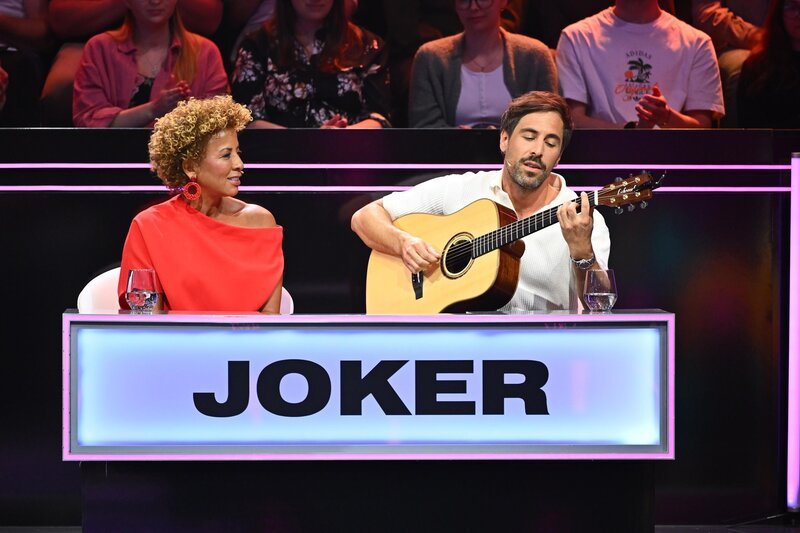 Arabella Kiesbauer (l.); Max Giesinger (r.) – Bild: Joyn /​ Willi Weber