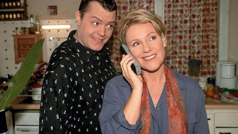 Erik lädt Nikola (Mariele Millowitsch) telefonisch zu einem romantischen Dinner ein. Tim (Oliver Reinhard) ist davon überzeugt, dass er ihr einen Antrag machen wird. – Bild: MG RTL D /​ Guido Engels