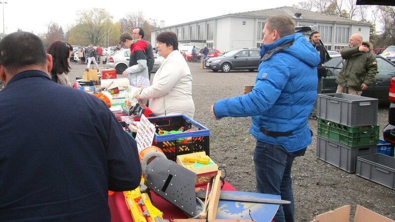 Auf dem Flohmarkt soll mit Unterstützung von Experte Otto Schulte (re.) Geld in die Kasse kommen – Bild: RTL II