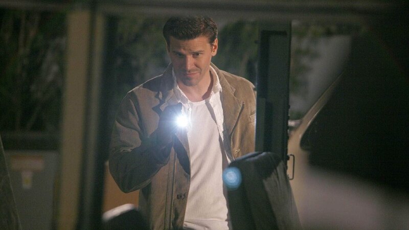 Booth (David Boreanaz) sucht nach Spuren, die den Tod des Fotografen Kirk erklären. – Bild: TVNOW /​ FOX