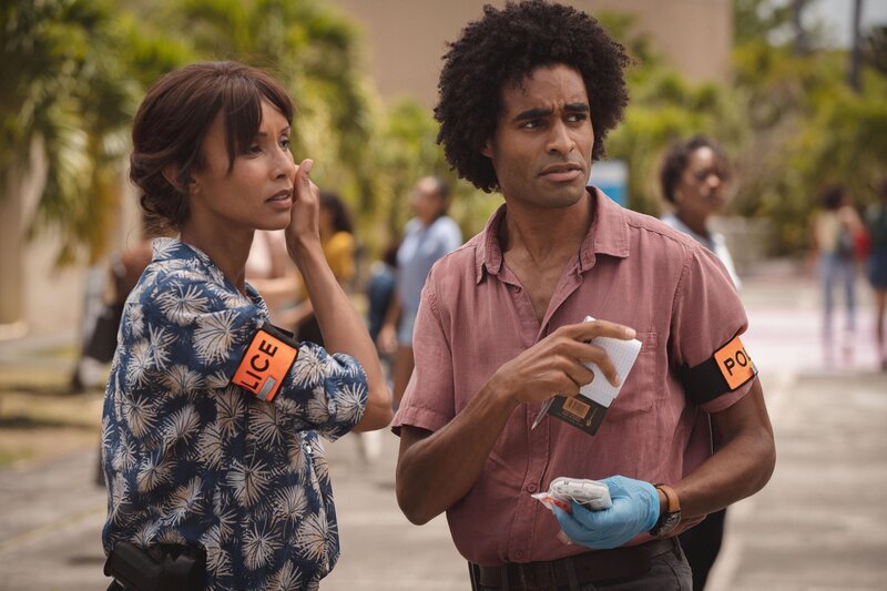 Mélissa (Sonia Rolland) und Aurélien (Julien Béramis) befragen einen Zeugen, der eine Leiche entdeckt hat. – Bild: Jordan Beal
