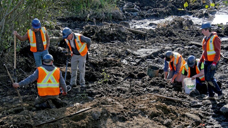 Menschen graben – Bild: Prometheus Entertainment Lizenzbild frei