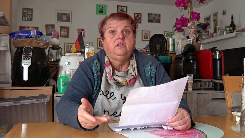 Carmen muss wegen einer Thrombose unters Messer. – Bild: RTL Zwei