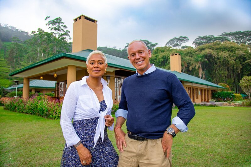 Die Moderatoren Monica Galetti und Rob Rinder vor einem der Bungalows von Ceylon Tea Trails in Sri Lanka. – Bild: SRF/​BBC Studios