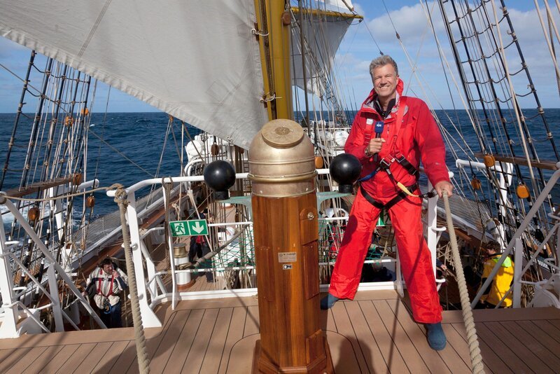 Nordseereport-Moderator Peter v. Sassen bei einer Moderation an Deck der Alex II. – Bild: NDR/​Peter von Sassen
