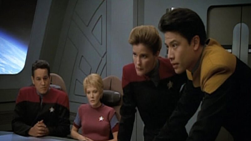 Chakotay (Robert Beltran), Kes (Jennifer Lien), Kathryn Janeway (Kate Mulgrew) und Harry Kim (Garrett Wang) – Bild: Tele 5