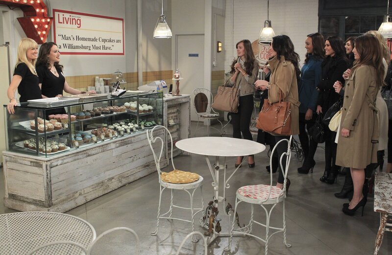 Ihr Cupcake-Laden läuft gut, aber noch besser wäre es für Caroline (Beth Behrs, l.) und Max (Kat Dennings, 2.v.l.), wenn kein Puppenspieler vor ihrer Tür wäre … – Bild: Warner Bros. Television